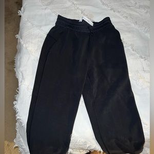 Lululemon SOFTSTREME STRAIGHT LEG CROPPED HIGH RISE PANT. Size 0. BLACK.
